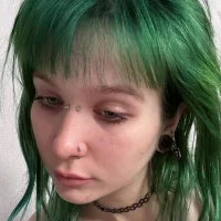 Enigmaembracee Φωτ, Προφίλ