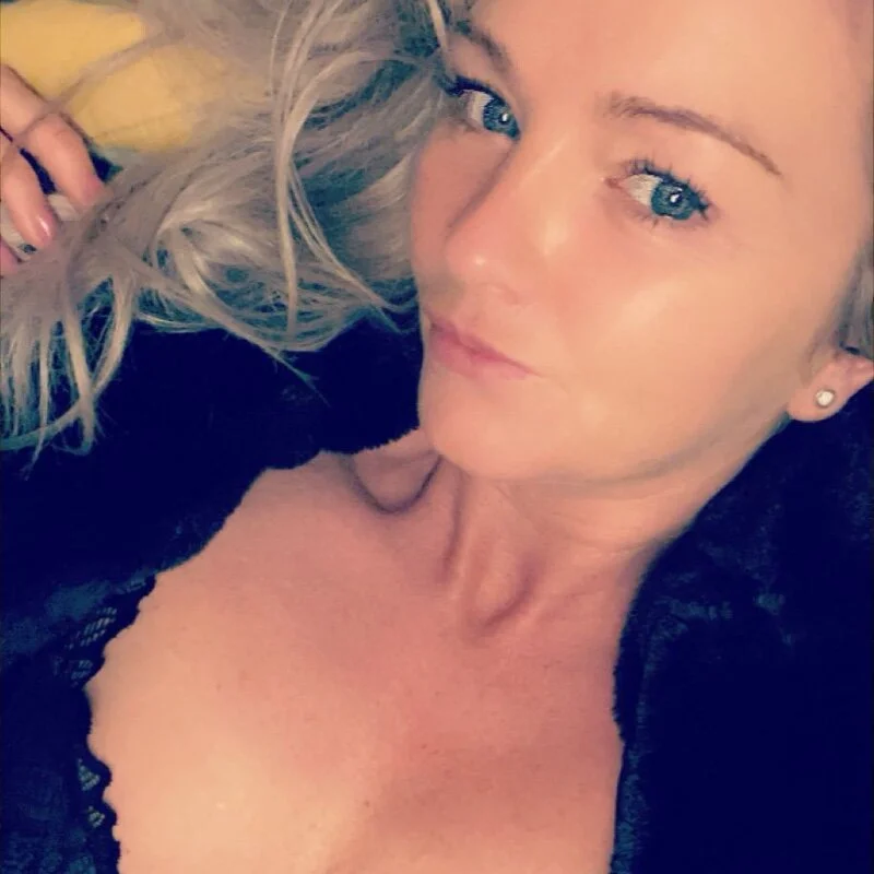 Holly-BlondeMILF44