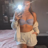 YoungMilfNextDoor's Profile Pic