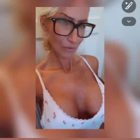 Nikki_Nixx's Offline Chat Room