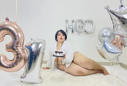 LeahMillerr: My birthday 🥳🌸🎁 ( 2 фото)