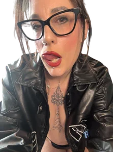 Itsivybelle_filthymilfuk Can I borrow your Harley Davidson 🏍️🏍️ Pic 3