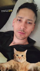 Abruptoinusual Public Foto 3