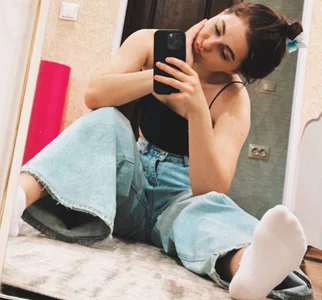CarolannMirjahstretching in front of the mirror🪞 Bild 3
