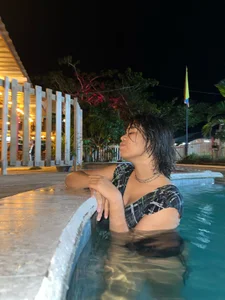 SabinaMerchettiIn the pool图片