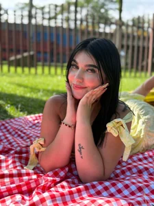 MiaaFarrel 🌸🧺 MY 100K PICNIC PHOTOSHOOT! 🍓💖 A beautiful day, sweet memories, and a very special milestone. зображення