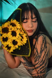 help me reach 500 likes 💛✨ de Luluwonderr  4 photos