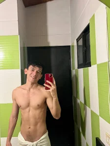 Max_silver_At my bathroom👀 Bild 3