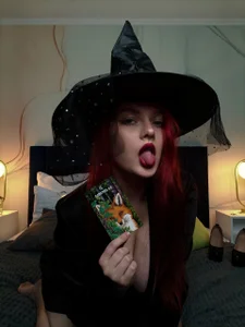 HelenDanvers little witch reading tarot Immagine 
