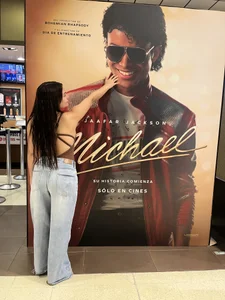 EylaSydney Watching the series about Michael Jackson. I loved it.”🙈🫶🏻🦒🦚 Gambar 3