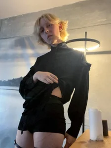 edward_holy Look at me Pic