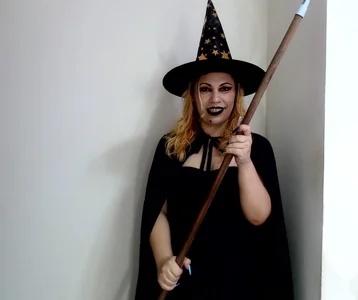 HannahEmmax2 LA BRUJA Pic