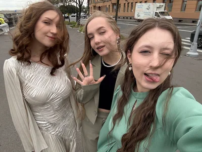 happy weekend with my besties Kate and Anna🐸 de bambi_lu  2 Imagens