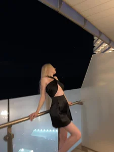Lolla_Tblonde Public Pic 5