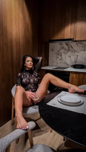 RaisaKalii A little mystery, a lot of temptation. 🖤🥂 Billede 4