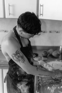 ZoeKrug Cooking in black and white Kuva
