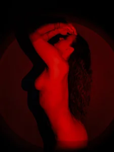 April_bowie If red is a sin... today I want to sin. 圖片 6