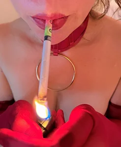 Elegant Lady in Red Smoke 😈✨ od RamonaSimons  7 snímek