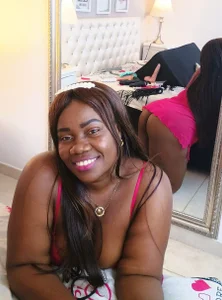 megan_loviitzのYOUR FAVORITE TEMPTATION IN RED 🍒👄の 3枚の写真