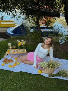 Mercedes_Robinson Join me for a picnic?! Pic 2