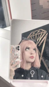 Melody-chers kullanıcısının ✨ Between purple lights and lost thoughts, I look at myself and I find myself 💜📸 albümü -  6 fotoğraf