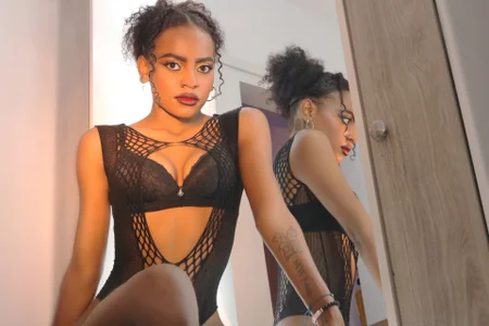 Hilary-banks Public Foto 7