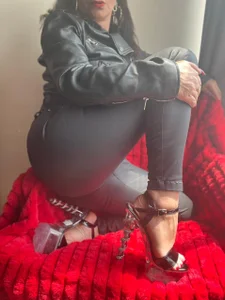 Miss_ellien 👠💖 A perfect combination of classy heels, delicate feet, and irresistible glamour. ✨ Every angle i Pic 3