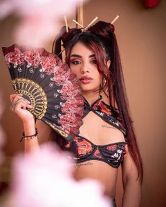 TiffanySander Dragon eyes, silk body Pic 5