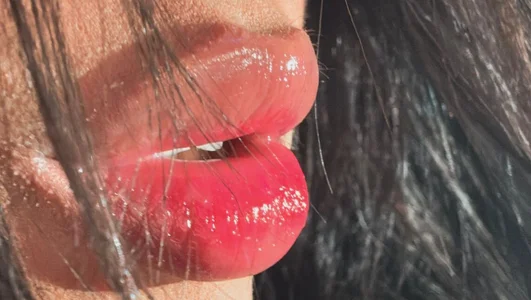 clara_evanss_s Here is this cute girl with red lips Immagine  9