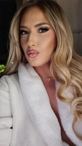 OndinaNoireのselfiesの 2枚の写真