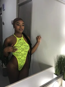 malu_horny_69 A green chocolate Pic