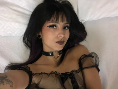 Kind_Scarlett Your pretty girl Pic 2