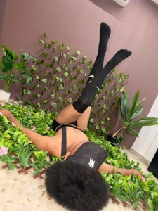 Amidst nature and lingering glances… do you dare get lost with me? 🌿😉 de TenderTeacher  Imagens