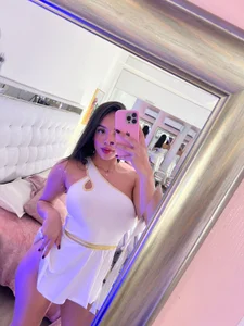 Chloe_evans__ I love white Pic 3