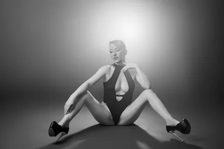 LaraLanee B&W lust Pic 8