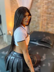 Vicky_HottmanのYour Sexy Schoolgirlの 2枚の写真