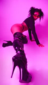 VioletXia_ Goddess in leather Pic 6