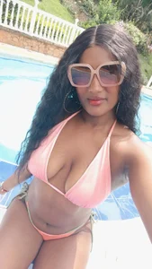 NAOMY_COOPER A day in the pool Foto