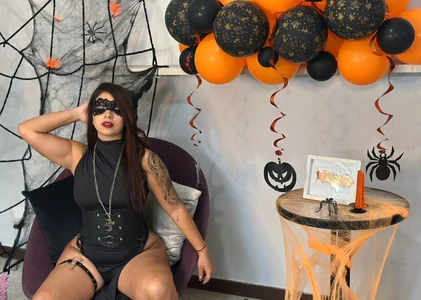 vane_lopez_ halloween sexy Pic 2