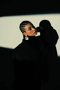 LunaRuso Black minimalism Pic