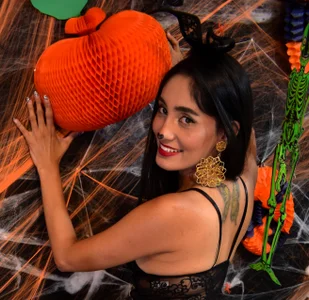 EIMY-ROBERTSのPlayboy bunnyの 2枚の写真