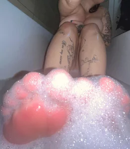 AbbyPearll worship my hot feet Pic 3