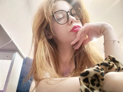 Wendy_Cutie hot girl with glasses зображення 3
