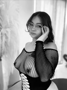 NikyFrequencyBeauty Behind The Madness 🖤 Bild