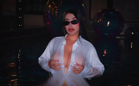 LeahLombardi_ 🥵Pool Night😏 Foto