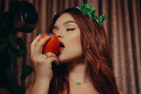 LeaThompson God is a woman Foto 6