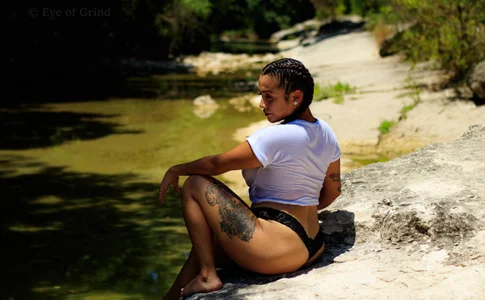 Goddessbriannaaa this shirt isn’t doing much… is it? รูป 