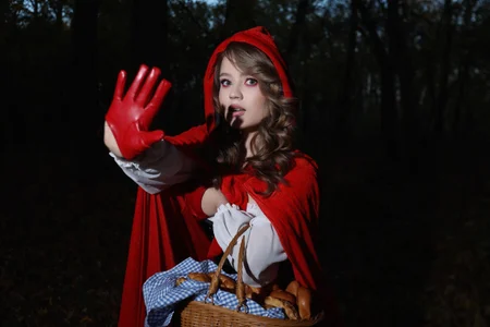 SelinSwarovskiのLittle Red Riding Hoodの 2枚の写真