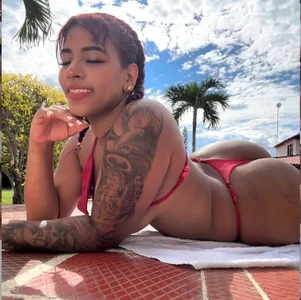 receiving sun on my body ☀️🤤 od RILLEY_ALLEN  2 snímek