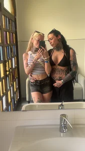 YourFaveLesbians's XXX Nude Photo 1